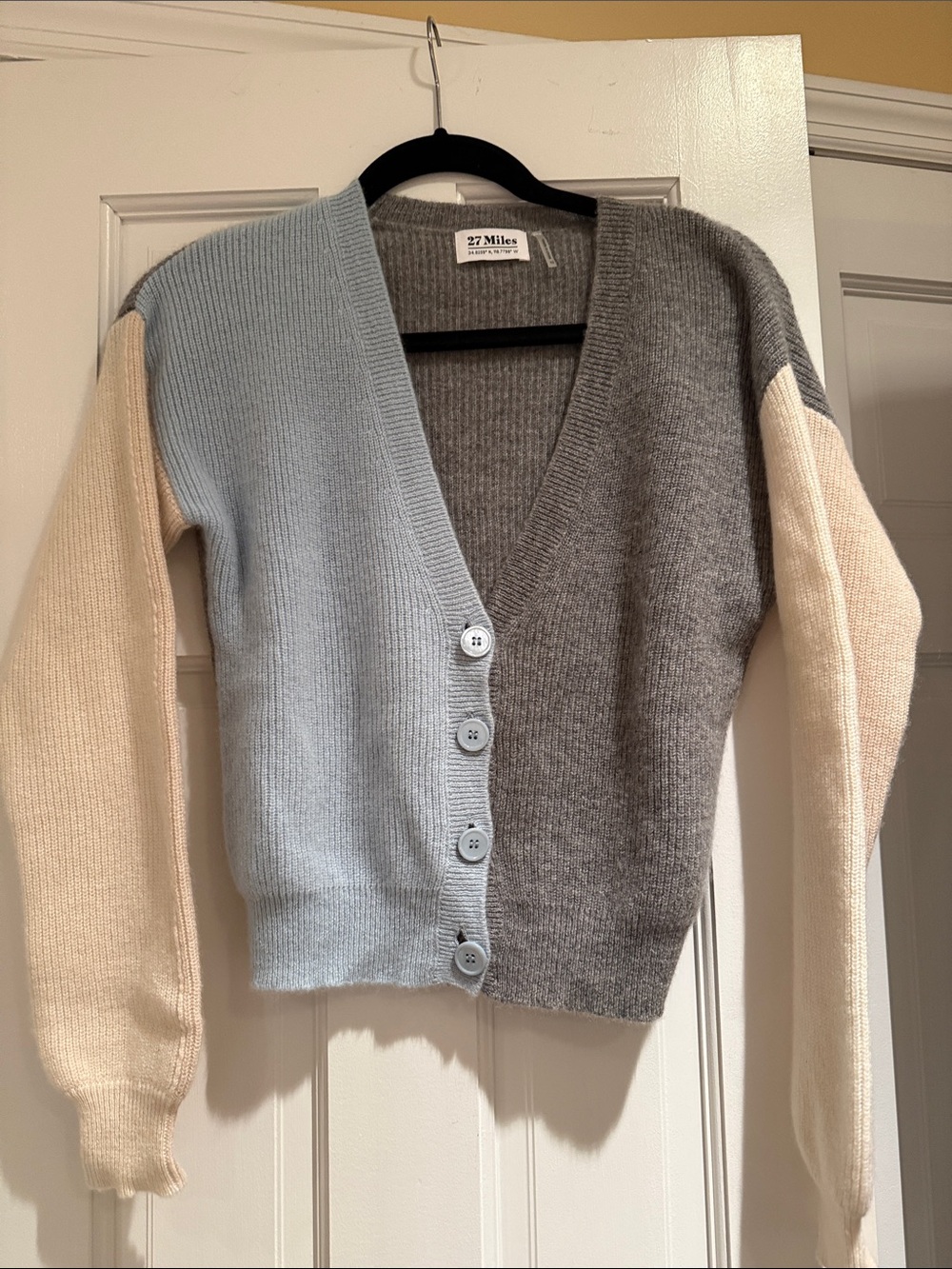 27 Miles Colorblock V-Neck Button Cardigan in Light Blue, Gray & Cream